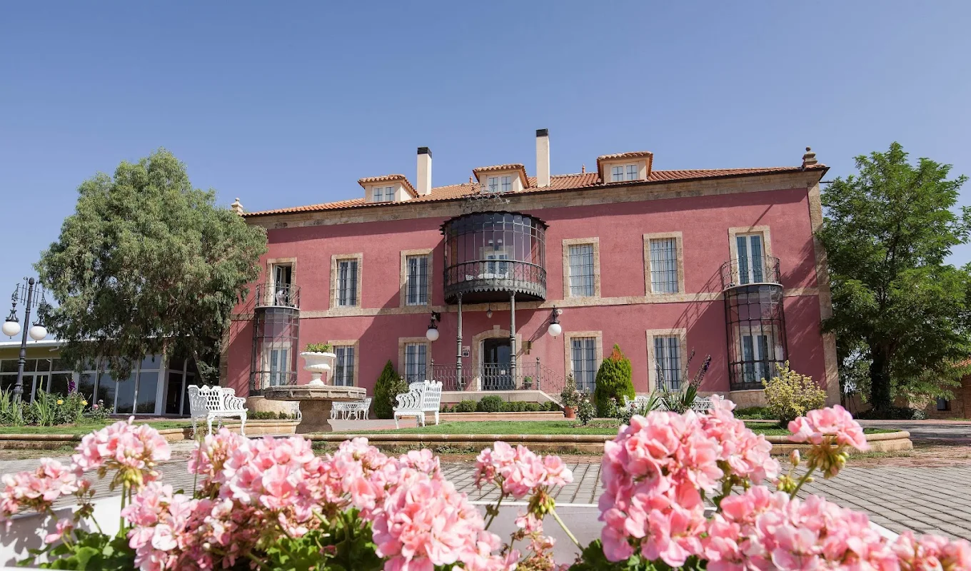 Palacio Carrascalino, fachada del palacete en la dehesa charra de Salamanca