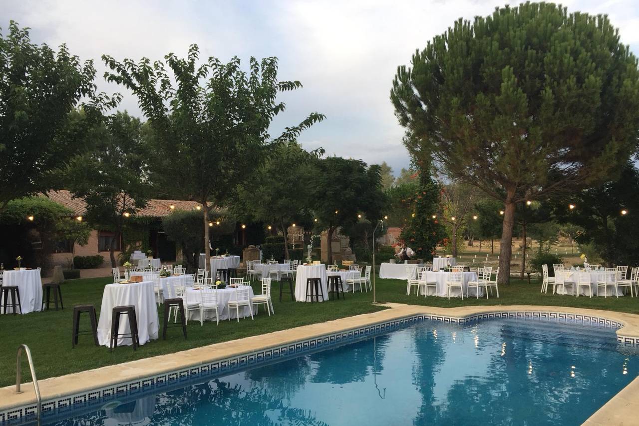 Casa Rural La Badia, cóctel de boda junto a la piscina al atardecer, Toledo