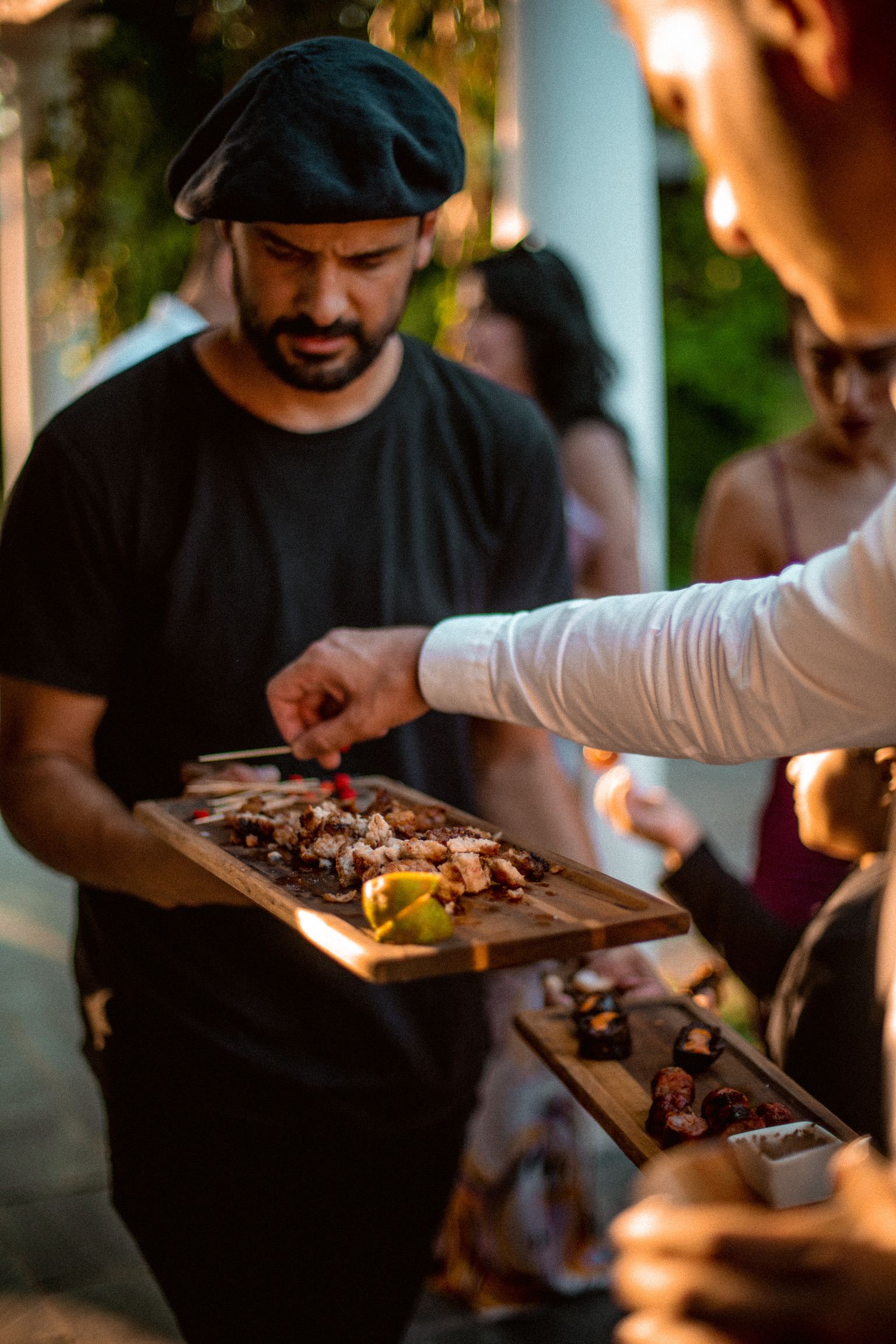 Celebración social con asado argentino al aire libre