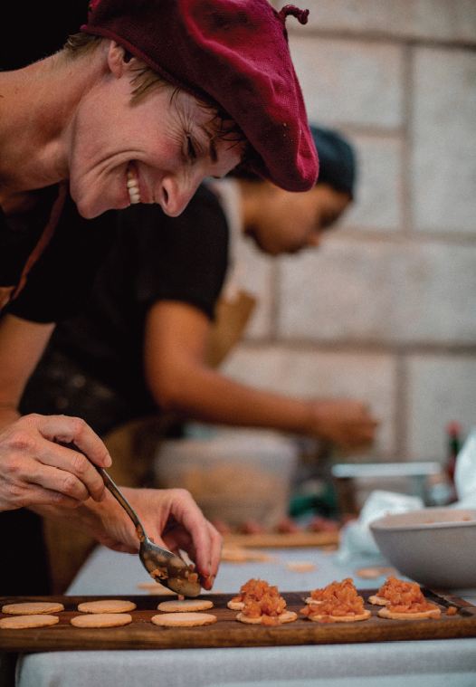 Cocinero de El Ombú emplatando aperitivos en vivo